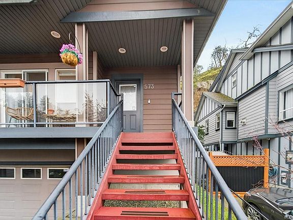 3rd image of 573 Kingsview Rdg