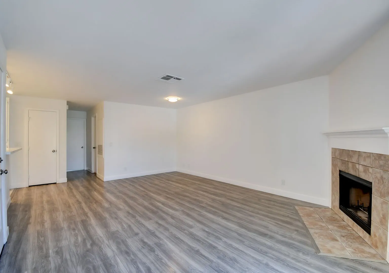 Renovated 2BR/2BA Condo w/ Fireplace, Balcony & In-Unit Laundry Sunset Bay — Photo 2