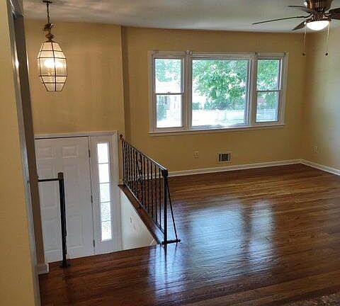 3rd image of 16 Oak Leaf Ln