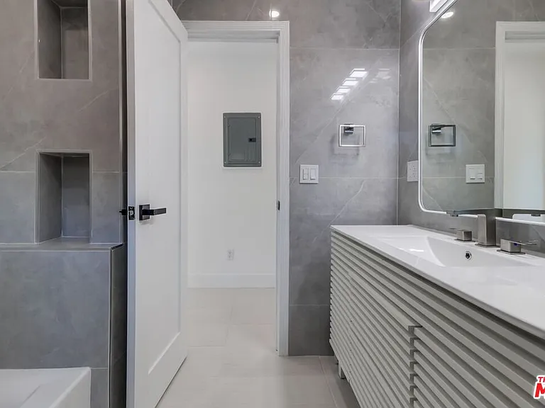 1318 S Longwood Ave — Photo 30