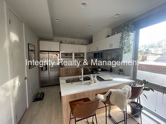 4th image of 881 Delaware St