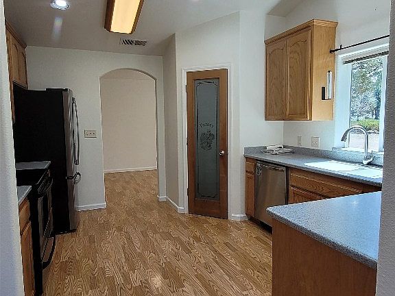3rd image of 15916 Sherwood Rd