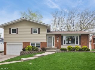 6842 Meadowcrest Dr, Downers Grove, IL 60516