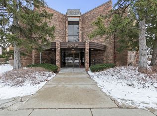 925 Spring Hill Dr APT 101, Northbrook, IL 60062