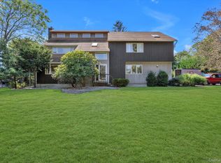 34 Sedgemere Rd, Center Moriches, NY 11934