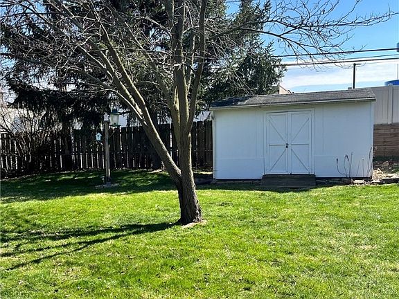 3rd image of 52 Warner Dr