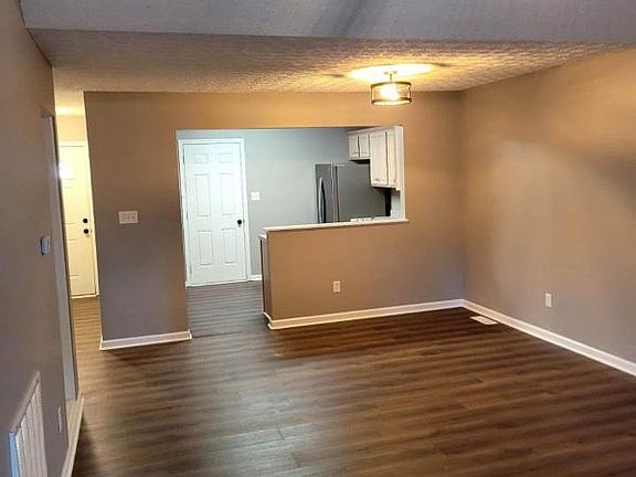 5th image of 900 Riverbend St #1