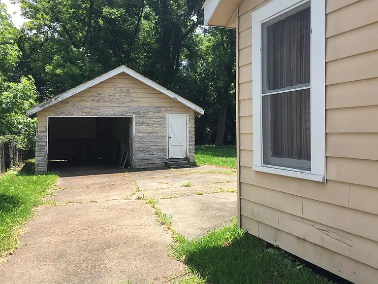 107 Browning Ave — Photo 2