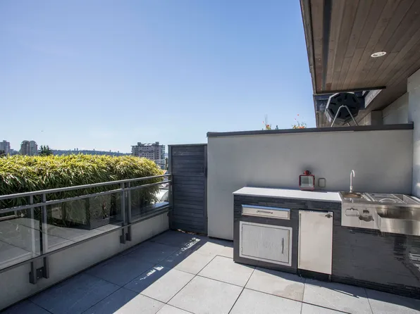 2432 Haywood Ave #300, West Vancouver, BC V7V 1Y1