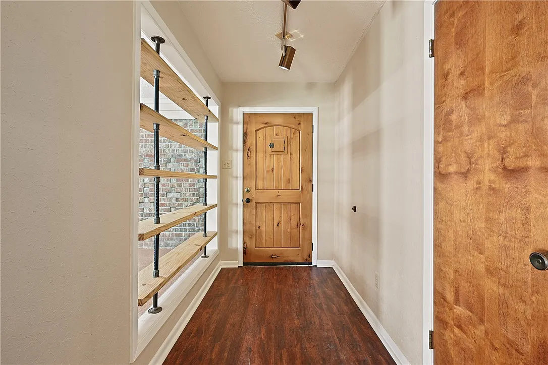 3 bed, 1921 sqft, $1,995 — Photo 2