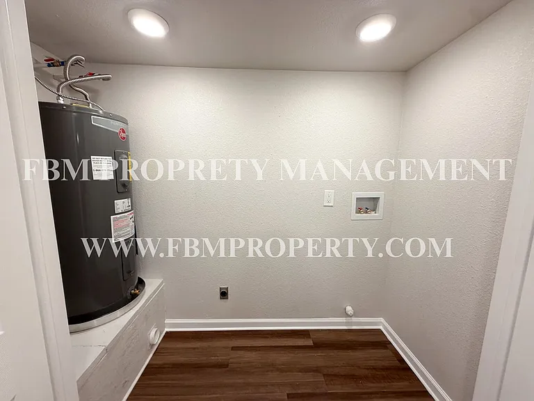 303 E Thompson St — Photo 8