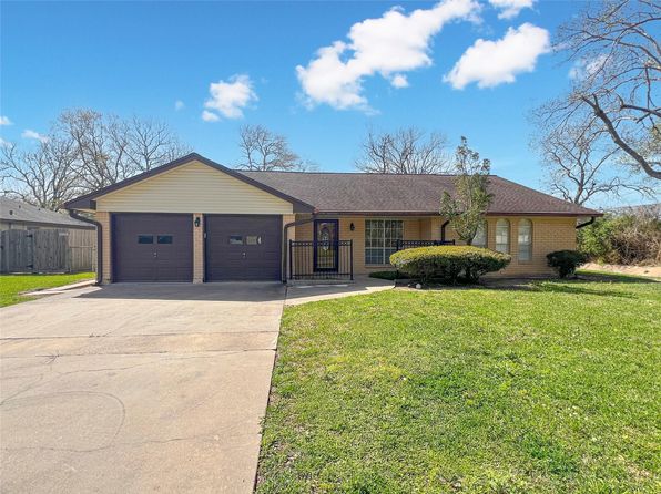 303 Petunia St, Lake Jackson, TX 77566