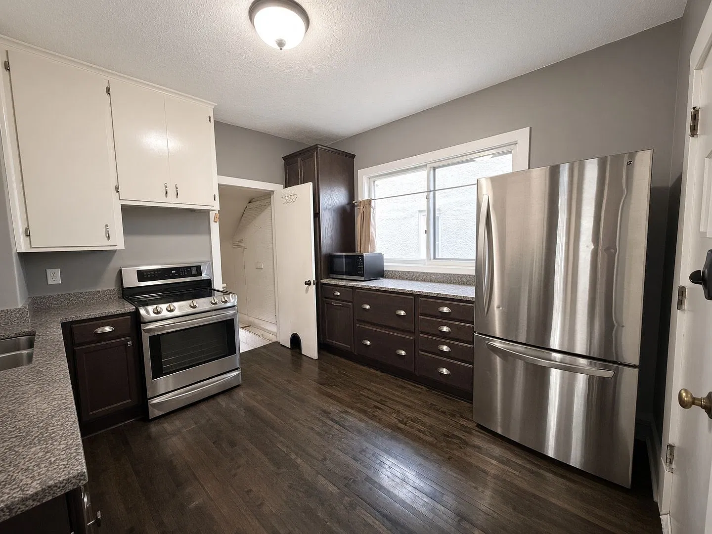 Charming 3Bed 1.5Bath + Den in Saint Paul *Off Street Parking w'2.5 Car Garage* — Photo 4