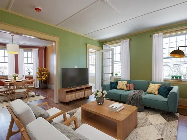 434 Essex St APT 2R, Salem, MA 01970