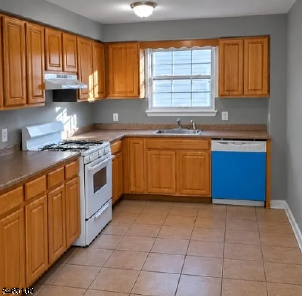 3 bed, 2.0 bath, 1600 sqft, $2,500 — Photo 2