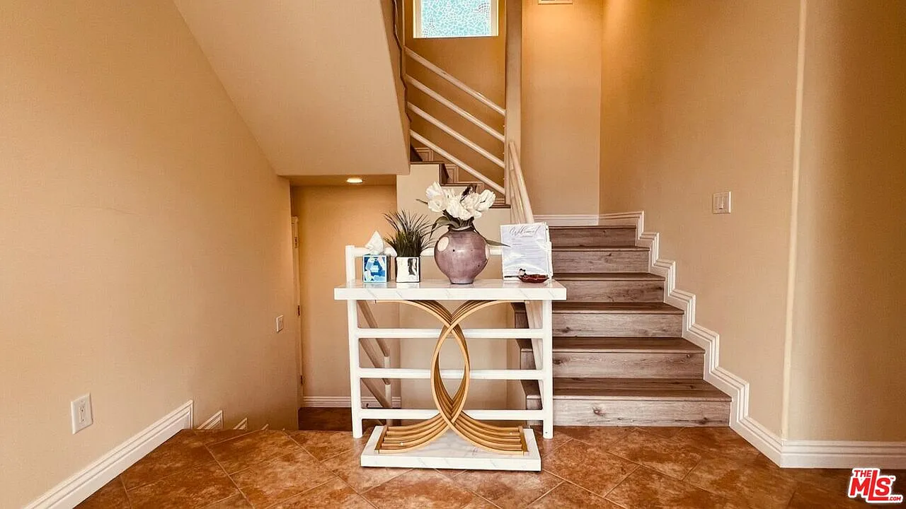 3 bed, 4.0 bath, 2881 sqft, $7,295 — Photo 3