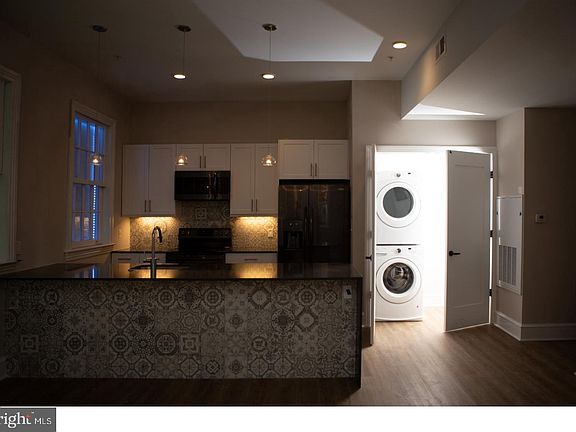 3rd image of 216 W 9th St Unit 203