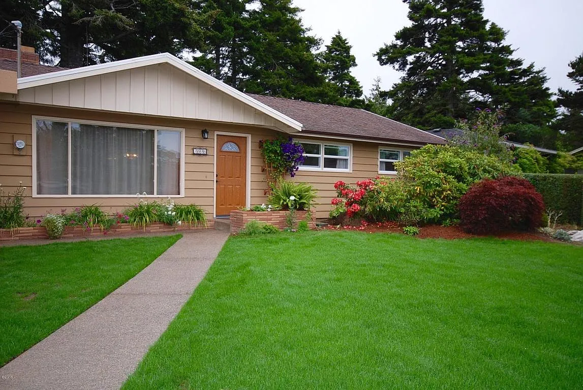 1808 NE Crestview Pl photo 1