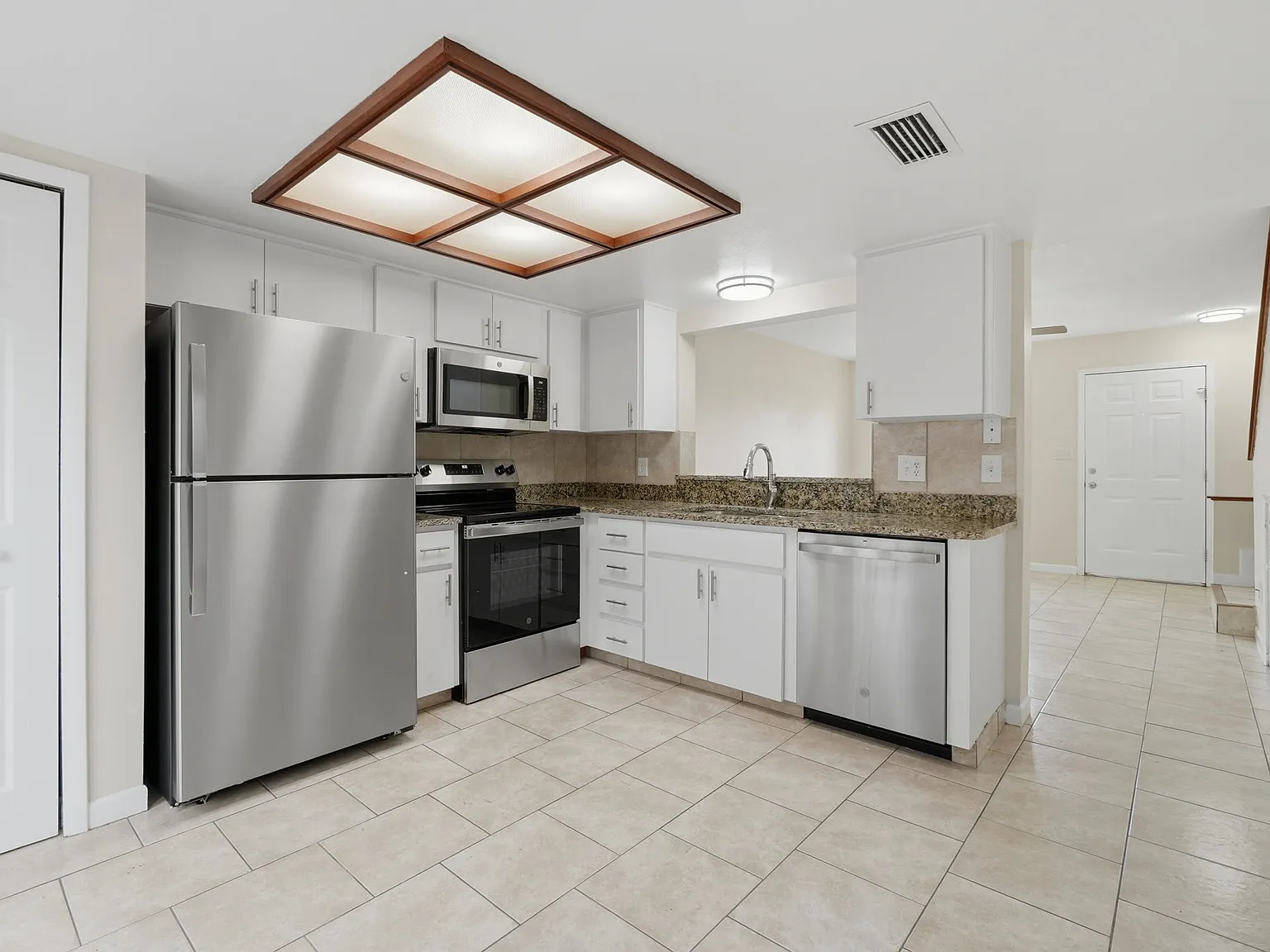 2 bed, 2.5 bath, 1000 sqft, $1,800 — Photo 2