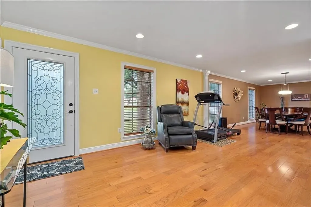 3 bed, 2093 sqft, $2,400 — Photo 1