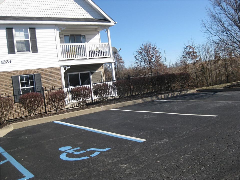 Great End Unit !! No Steps !! Next to Lot's of Green Space !!