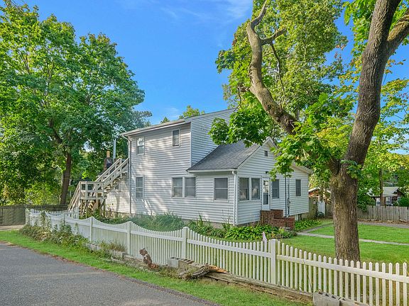 4th image of 16 Laurel Blvd #A