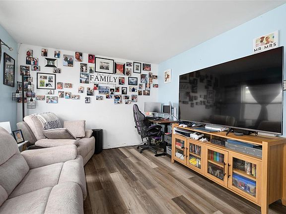 3rd image of 7238 Hazelcrest Dr
