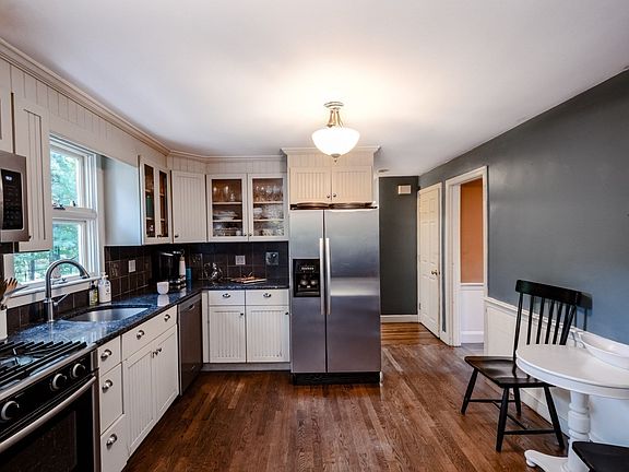 5th image of 175 Oak St