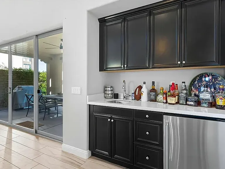 Wet Bar with Beverage Chiller