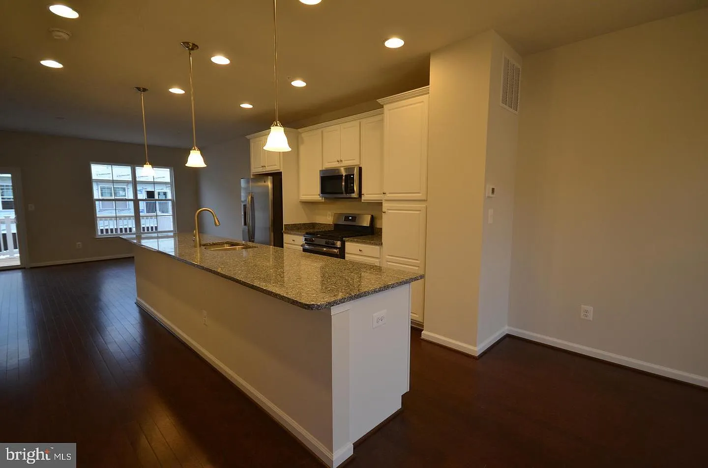 3 bed, 4.0 bath, 2032 sqft, $2,690 — Photo 3