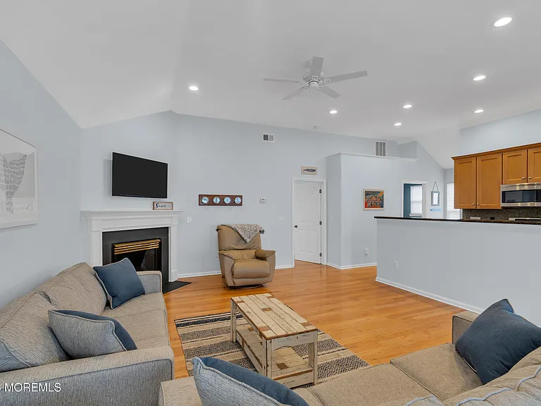 412 Broadway — Photo 10
