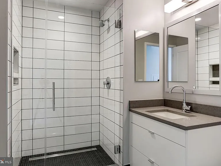 En-suite bathroom in master bedroom