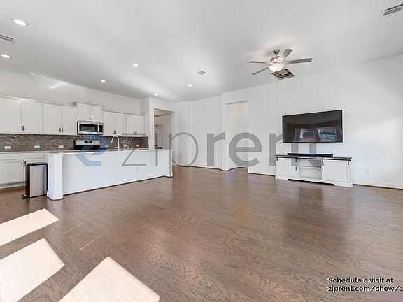 3rd image of 1620 Gladewater Way