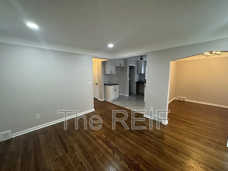 3 bed, 1.0 bath, 1124 sqft, $1,400 — Photo 2