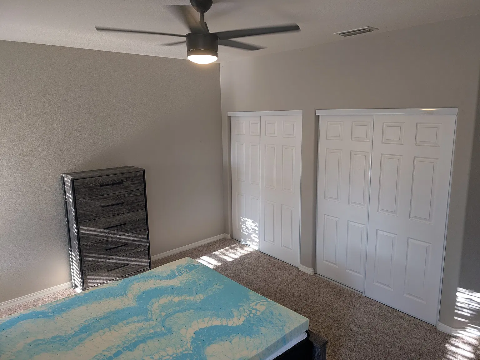 Large bedroom with shared bath. — Photo 4