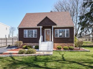 243 Village Rd, Willowbrook, IL 60527