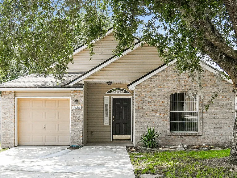 1126 E Brookwood Bluff Rd — Photo 1