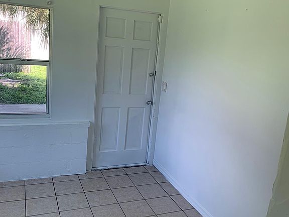 4th image of 3133 Crestwood Dr