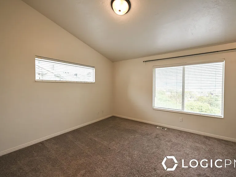 1743 S 750 E #UPSTAIRS — Photo 13