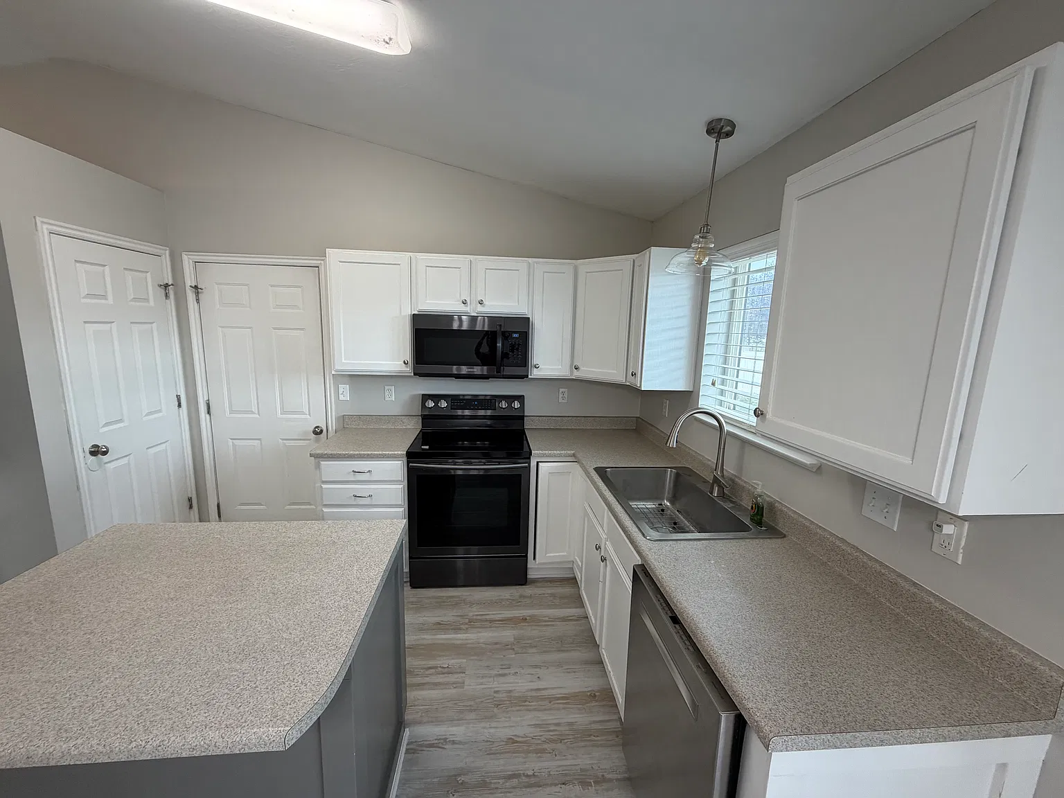 5 bed, 1882 sqft, $2,400 — Photo 4