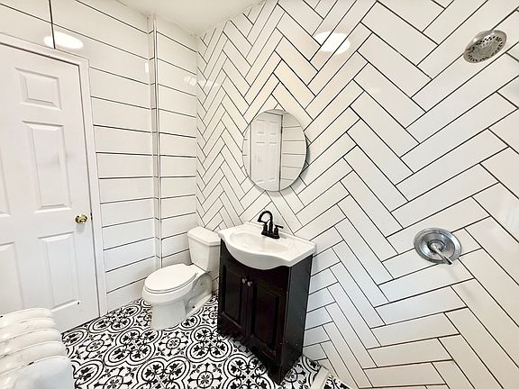 3rd image of 2811 Brentwood Ave #3