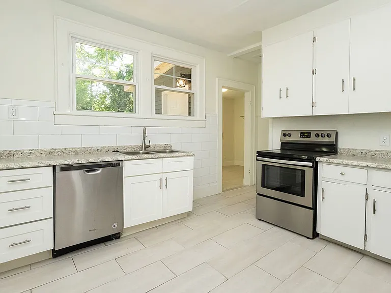 1705 Bennett Ave — Photo 3
