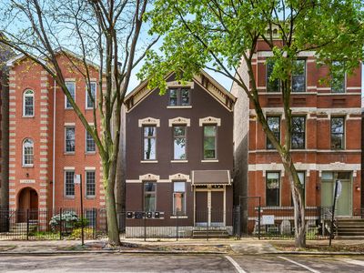 1046 N Wood St, Chicago, IL, 60622