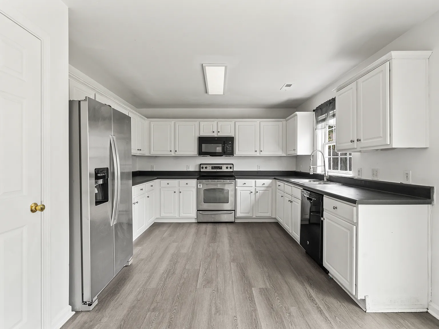 4 bed, 2.5 bath, 1625 sqft, $1,995 — Photo 4
