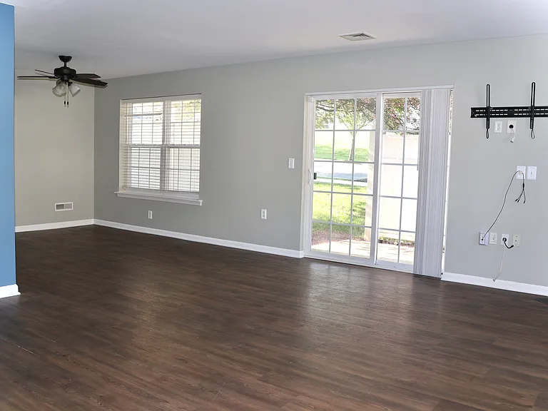 44 Courtyard Dr — Photo 4