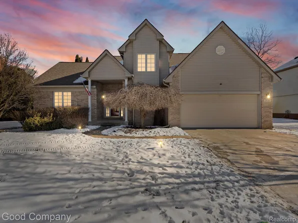 7976 Turnberry Dr, Whitmore Lake, MI 48189