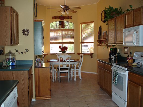 Eat-in kitchen w/ bay window