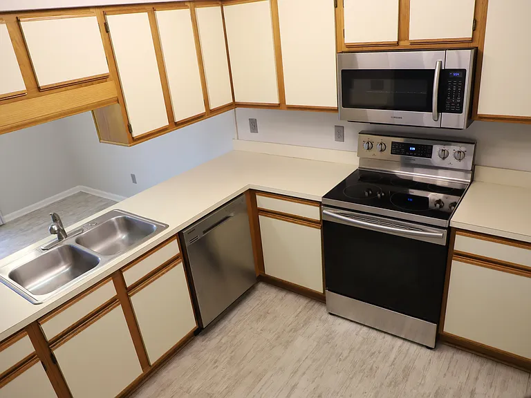 105 E Lakemont Dr — Photo 3
