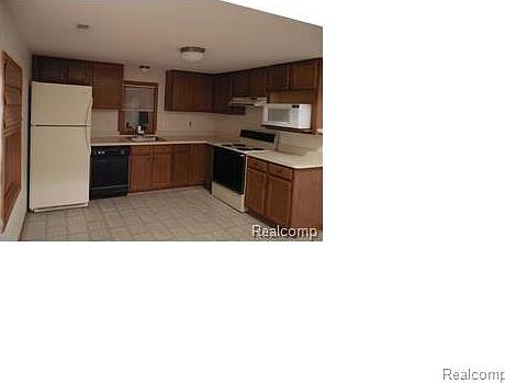 2nd image of 833 1/2 E Grand River Ave