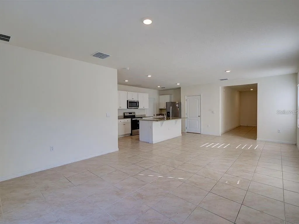 5 bed, 3.0 bath, 2522 sqft, $2,550 — Photo 3